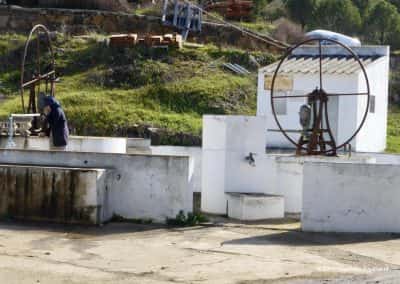 Geen waterleiding, Heuvelland Tavira, Cachopo, oude vrouw tapt water