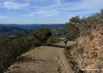Wandelaar in heuvels wandelroute Loulé Algarve