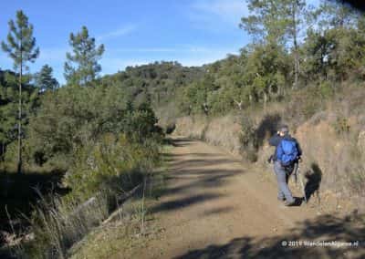 wandelaar op wandelpad in Serra do Caldeirão