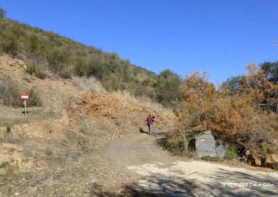 Start Rondwandeling bij Odeleite, wandelaar op wandelpad