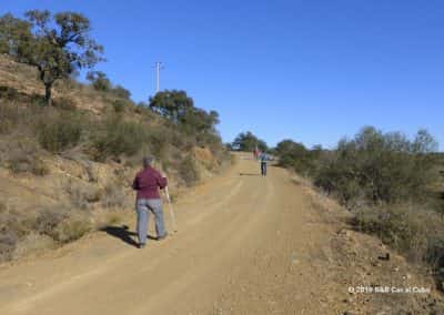 Drie wandelaars op een wandelroute aan de Spaanse grens