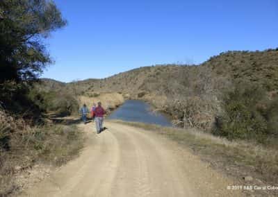 Wandelaars lopen langs Odeleite rivier