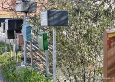 Verzameling brievenbussen langs wandelpad