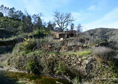 Vervallen Quinta bij watertje met roestige Donkey