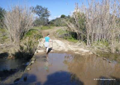 Wandelaar steekt rivier over