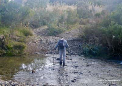 Wandelaar Via Algarviana steekt rivier over