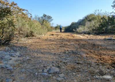 Wandelpad met wandelaar door de Barrocal