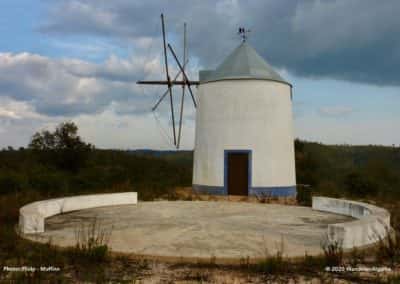 Graanmolen en oude dorsvloer (Eira) langs een wandelpad bij Ameixial op wandeling PR17