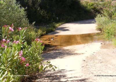 Oversteek van de rivier de Aarde op wandeling Pe do Coelho LLE PR21