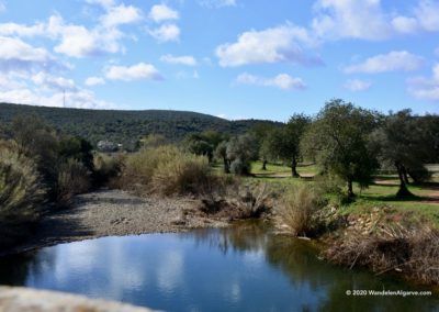 Rivier Algibre op wandeling Tôr staat bijna droog