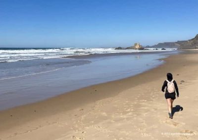 Wandelaar op het strand van Castelejo